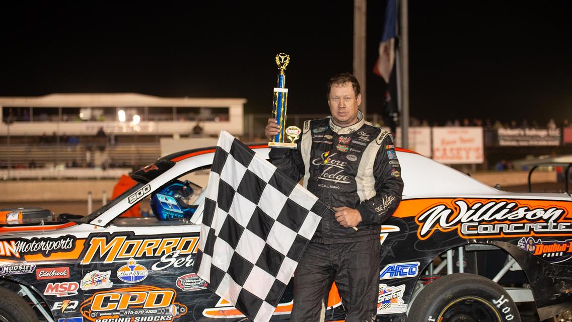 It's Roberts in thrilling Modified feature win