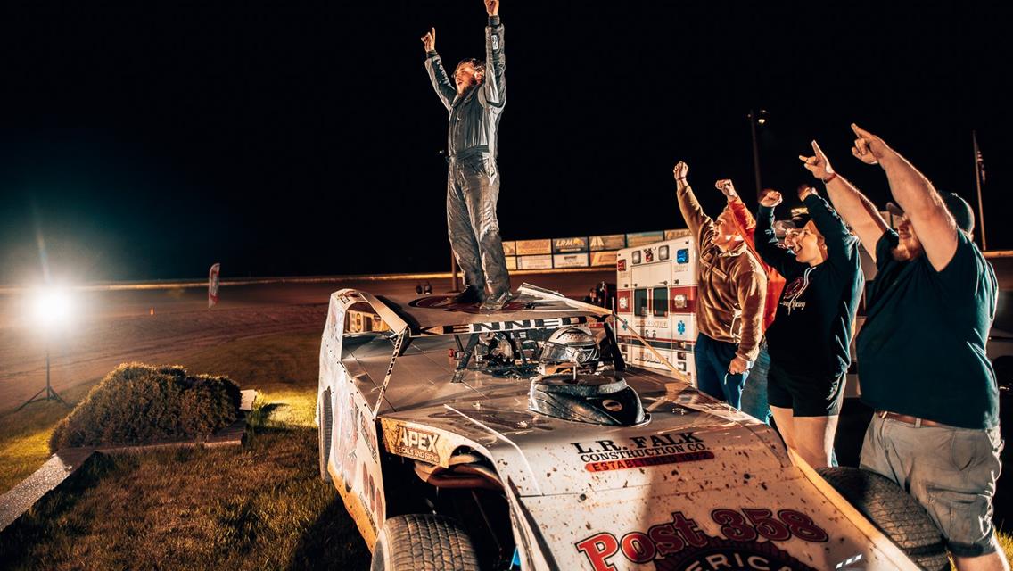 Kennedy wins a B-Mod Thriller At Deer Creek