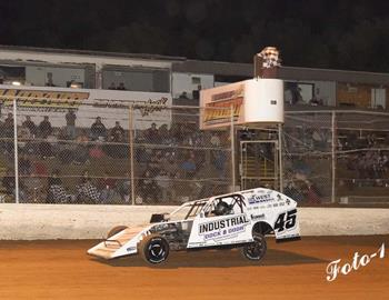 Chase Holland wins his Modified heat race in the Fall Classic at Whynot Motorsports Park (Meridian, Mississippi) on October 24-25, 2025. (Scott Oglesby | Foto-1 photo)